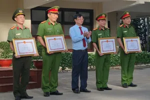 Đồng Nai khen thưởng lực lượng phá án vụ cướp ngân hàng, giải cứu bé gái dưới hố sâu 