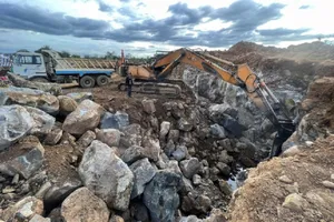 Cảnh sát bao vây 'đại công trường' khai thác đá trái phép ở Đồng Nai