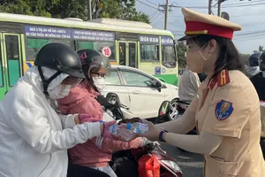 CSGT Đồng Nai tiếp sức người dân về quê đón Tết 