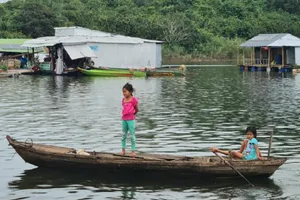 Những đứa trẻ 'siêu lái xuồng' dưới lòng hồ Trị An