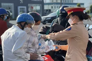 CSGT Đồng Nai tặng mũ bảo hiểm, phát nước suối, khăn lạnh cho người dân