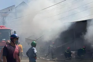 Đồng Nai: Cháy chợ Long Khánh, lửa thiêu rụi 8 ki-ốt 