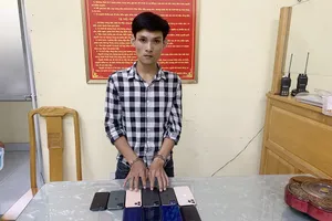 Giả gái, đột nhập cửa hàng trộm hàng chục chiếc điện thoại