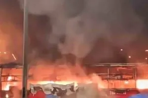 Xe khách giường nằm chở hơn 20 người đang chạy thì bốc cháy dữ dội 