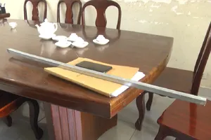 Bé gái 13 tuổi cùng người yêu dàn cảnh cướp tài sản tài xế taxi