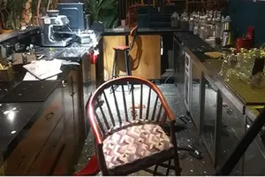 Nhóm thanh niên đi ô tô kéo đến đập phá quán cà phê ở Đồng Nai