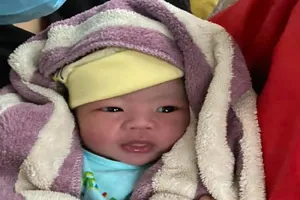 Trẻ sơ sinh bị bỏ rơi sau cánh cửa nhà vệ sinh