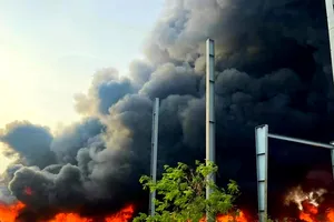 Cháy dữ dội, lửa bao trùm xưởng làm ván ép gỗ 