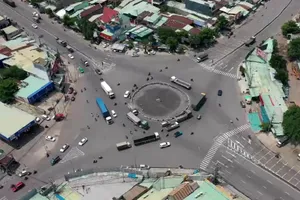 Nín thở, run rẩy khi đi qua vòng xoay 'tử thần' ở TP Biên Hòa