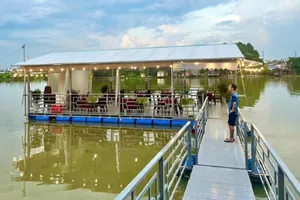 Đã tháo dỡ nhà hàng nổi ‘mọc’ trên sông Cái ở Đồng Nai