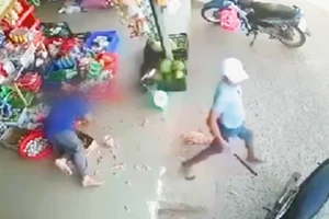 Vì một câu nói đùa, chủ tiệm tạp hóa bị khách chém chết