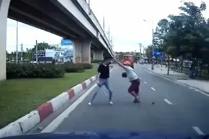 Tài xế taxi rút gậy 3 khúc đánh nhau với người đi xe máy