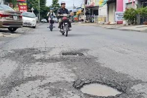 Đoạn đường đầu tư hàng chục tỉ đồng vừa hết bảo hành thì hư hỏng