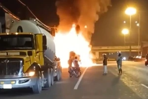 Xe tải chở hàng đang chạy bốc cháy dữ dội trên Quốc lộ 51