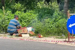 Thi thể bé trai sơ sinh con nguyên dây rốn trong thùng rác