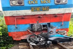 Đôi nam nữ đi xe máy qua đường ray bị tàu hỏa tông