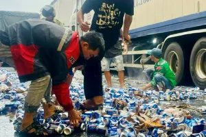 Giao thông ùn tắc vì hàng trăm thùng bia bị đổ xuống đường
