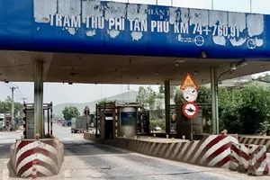 Tháo dỡ trạm thu phí trên quốc lộ 20 sau gần 3 năm dừng hoạt động