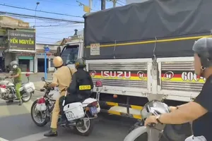 Cảnh sát truy đuổi hàng chục cây số bắt tài xế xe tải