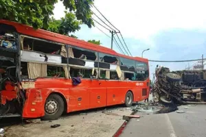 Va chạm với xe khách, xe chở rau Đà Lạt lật nhào trên quốc lộ 20