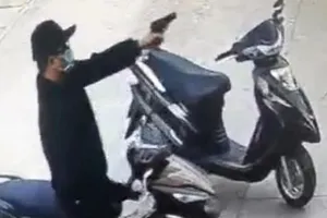 Dùng súng giả cướp tiền trong ngân hàng 