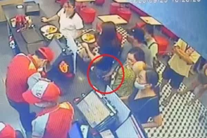 Người phụ nữ móc trộm điện thoại Iphone 14Pro ngay giữa siêu thị đông người