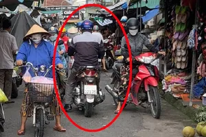 Các trinh sát bám theo nghi can tráo vé số người khuyết tật ở Đồng Nai. Ảnh: CSHS.