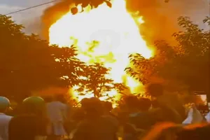 Ngọn lửa cao hàng chục mét bao trùm xưởng sơn tại Đồng Nai