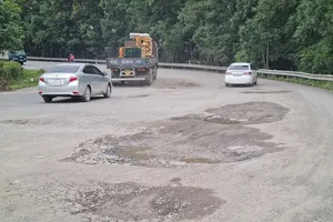 'Ổ voi' chằng chịt ở chân cầu nối Đồng Nai với Bình Dương