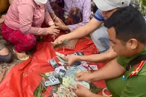 1 phụ nữ tổ chức sòng bạc giữa cánh đồng ở Đồng Nai để thu tiền xâu