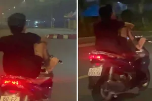 Nam thanh niên dùng chân lái xe máy 'dạo' phố Biên Hòa dương tính với ma túy