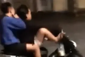 Lái xe máy bằng chân chở bạn phóng nhanh trên quốc lộ 