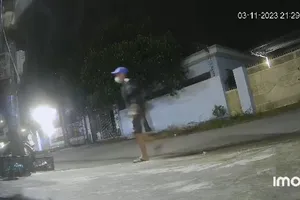 Camera ghi cảnh kẻ trộm tay cầm dao lấy xe máy chạy đi 