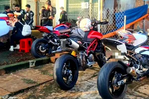 Cảnh sát giao thông Đồng Nai bắt đoàn mô tô phân khối lớn chạy quá tốc độ