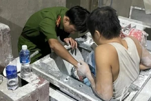 Giải cứu 1 công nhân bị kẹt chân trong máy trộn xi măng 