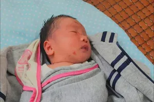 Trẻ sơ sinh chưa cắt dây rốn bị bỏ rơi trước cổng chùa ở Đồng Nai 