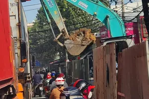 Xử phạt đơn vị để gầu máy xúc đầy đất lơ lửng trên đầu người đi đường