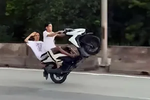 Khởi tố nhóm thanh niên bốc đầu xe quay clip đăng lên mạng xã hội