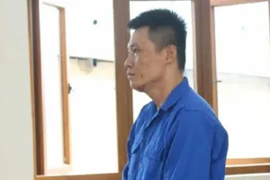 Ghen tuông, chồng tưới xăng đốt vợ