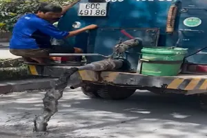 Tài xế xe bồn vừa đi vừa xả nước đen ngòm ở trung tâm TP Biên Hòa nói gì?