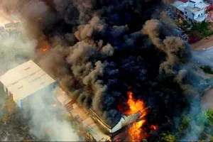 Cháy dữ dội, lửa bao trùm công ty sản xuất cáp điện ở Đồng Nai