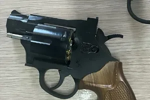 Hai tên cướp nổ súng khi bị cảnh sát truy bắt