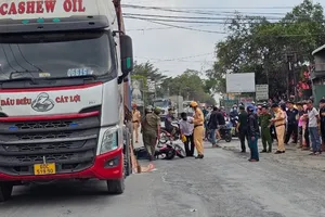 Mẹ khóc ngất khi thấy con gái 11 tuổi chết thảm trên đường đi học về