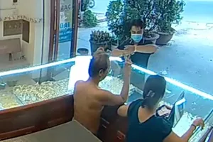 Camera ghi cảnh thanh niên mang tiền giả đến tiệm vàng, vờ mua rồi giật chạy