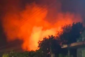 'Biển' lửa bao trùm nhà máy sản xuất giấy ở Đồng Nai