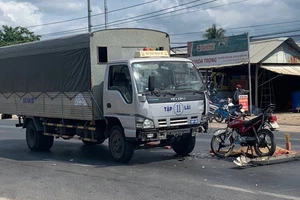 Tông vào xe ô tô tập lái, người đàn ông đi xe máy tử vong tại chỗ