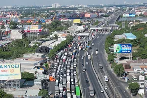 Ngày đầu nghỉ lễ: Kẹt xe từ TP.HCM tới Đồng Nai 