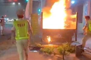 Công an thông tin vụ người vi phạm đốt xe máy trên ô tô đặc chủng của CSGT 