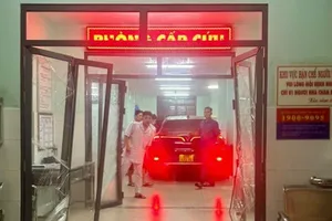 Clip ghi cảnh ô tô không người lái lao thẳng vào phòng cấp cứu của bệnh viện