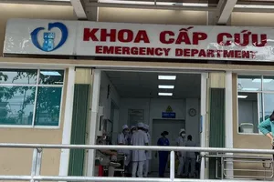 Bệnh viện báo động đỏ cứu người đàn ông bị chém khắp cơ thể